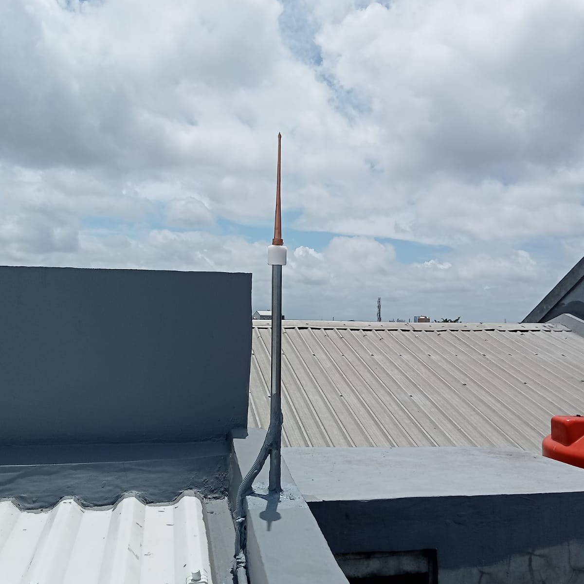 Perbedaan Penangkal Petir Konvensional & Elektrostatis